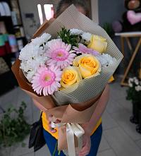 Букет цветов из:  Герберы, Розы и Хризантемы в Новоджерелиевской