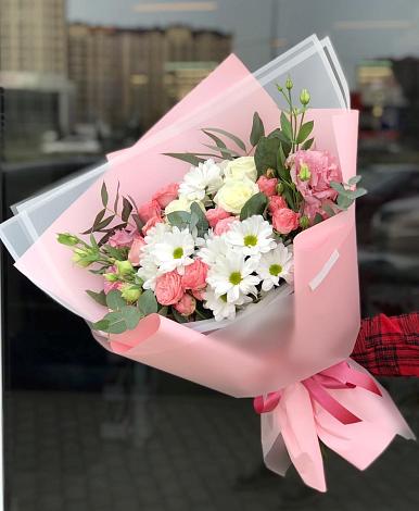 Букет цветов из: Розы, Лизиантусы и Хризантемы в Новоджерелиевской